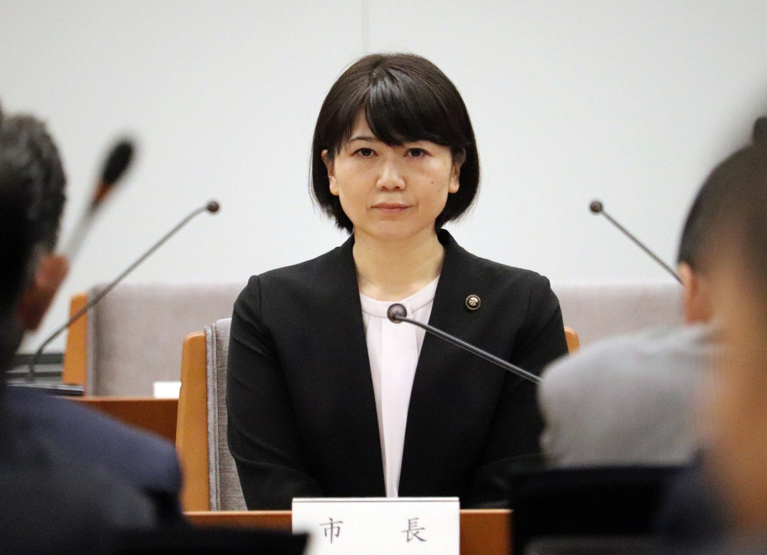 💥揭秘:那些赖着不走的“官”,地方发展被拖垮!