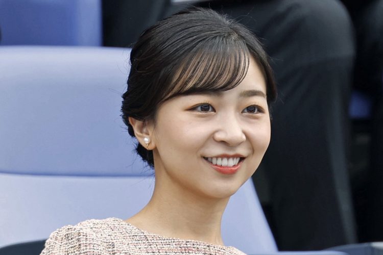 👑佳子公主这身“显眼装”，全网炸裂！是时尚还是翻车？