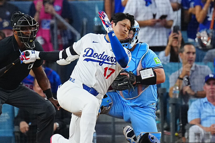 💥大牌主持人翻车！口没遮住，引爆全场！