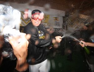 🎉颜值逆袭！软银庆功宴上，她竟是…队友都爱了！ 封面