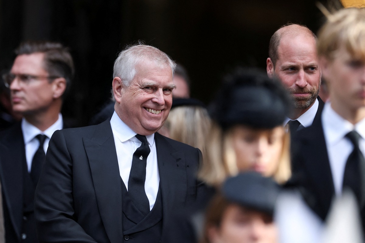 💥王室丑闻：17岁少女揭秘，王子竟与千人有染！