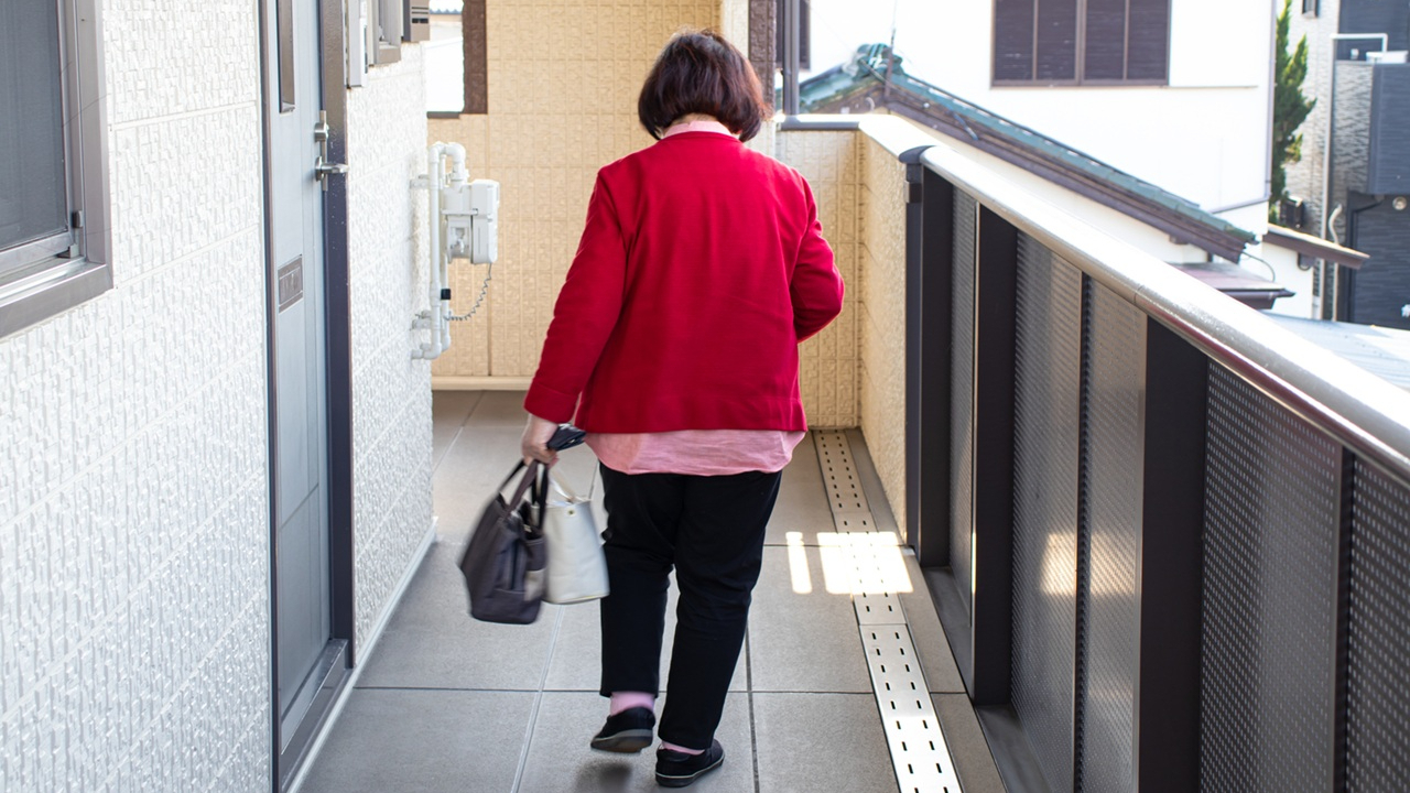 💥崩溃！月27万退休金，为儿孙买的家，一年就住不下去！