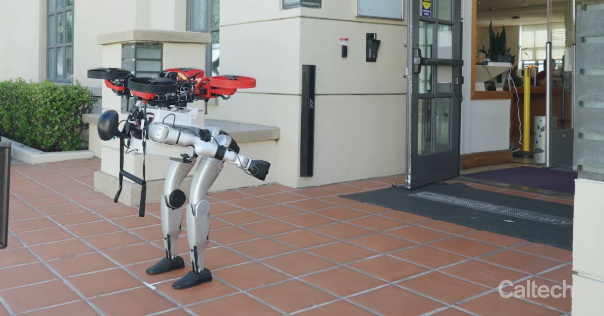 🚀人形背后藏玄机!变形无人机起飞,太震撼!