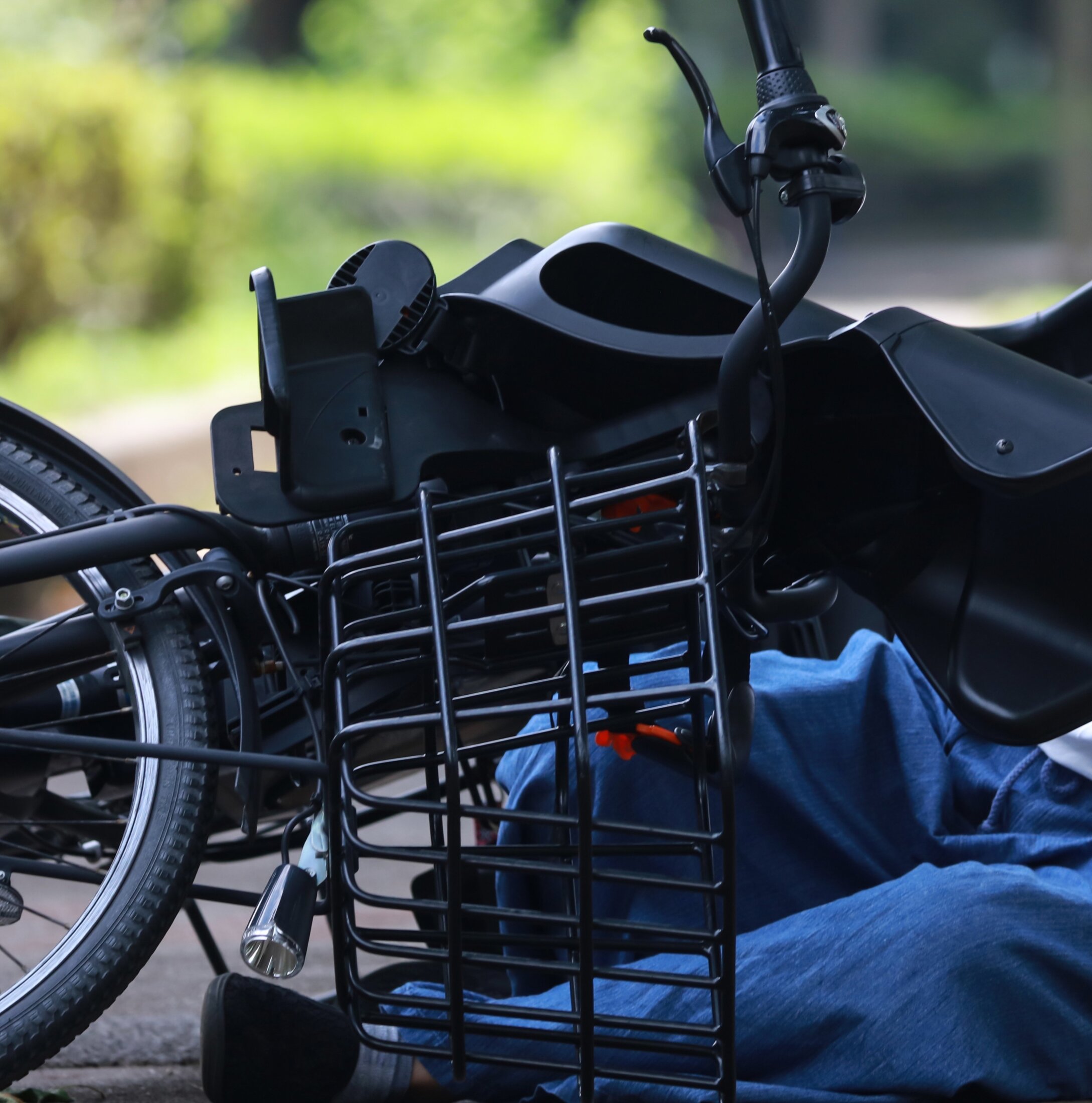 ⚠️妈妈骑车,谁敢拦?逆行闯红灯,她有理!