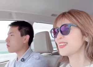💖年龄差34岁！59岁姐弟恋“甜蜜直播”，她的穿搭真绝！ 封面