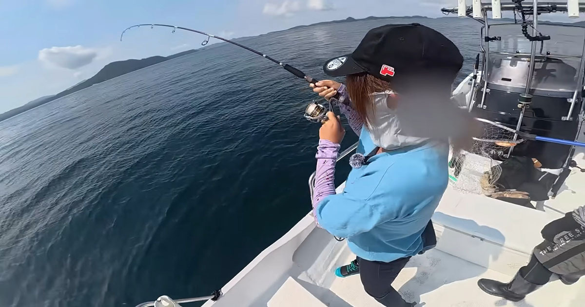 🎣😱老婆钓鱼惊魂！这鱼…我笑喷了！