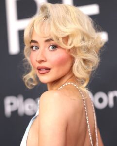 💥格莱美歌手“空手短装”引爆争议！日式舞台太放飞？ 封面