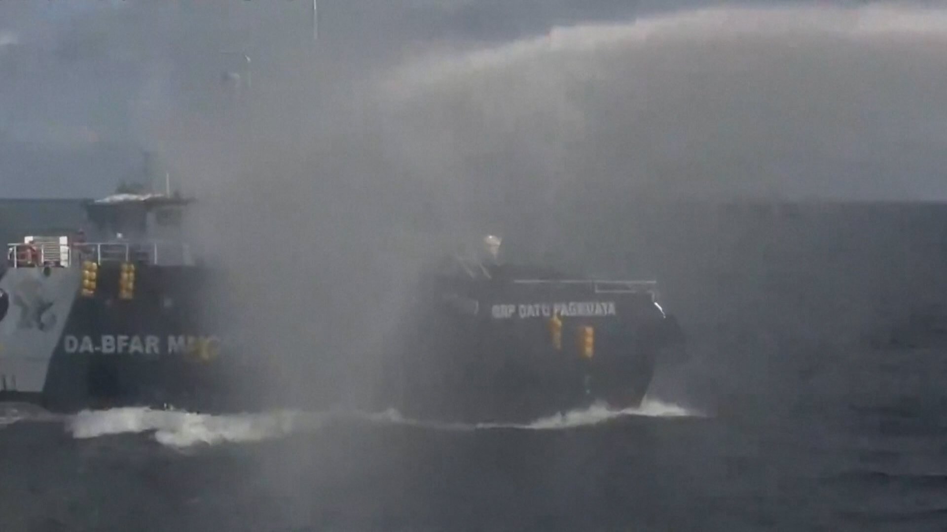 💥中国船硬闯！菲方公开视频，寸步不让！