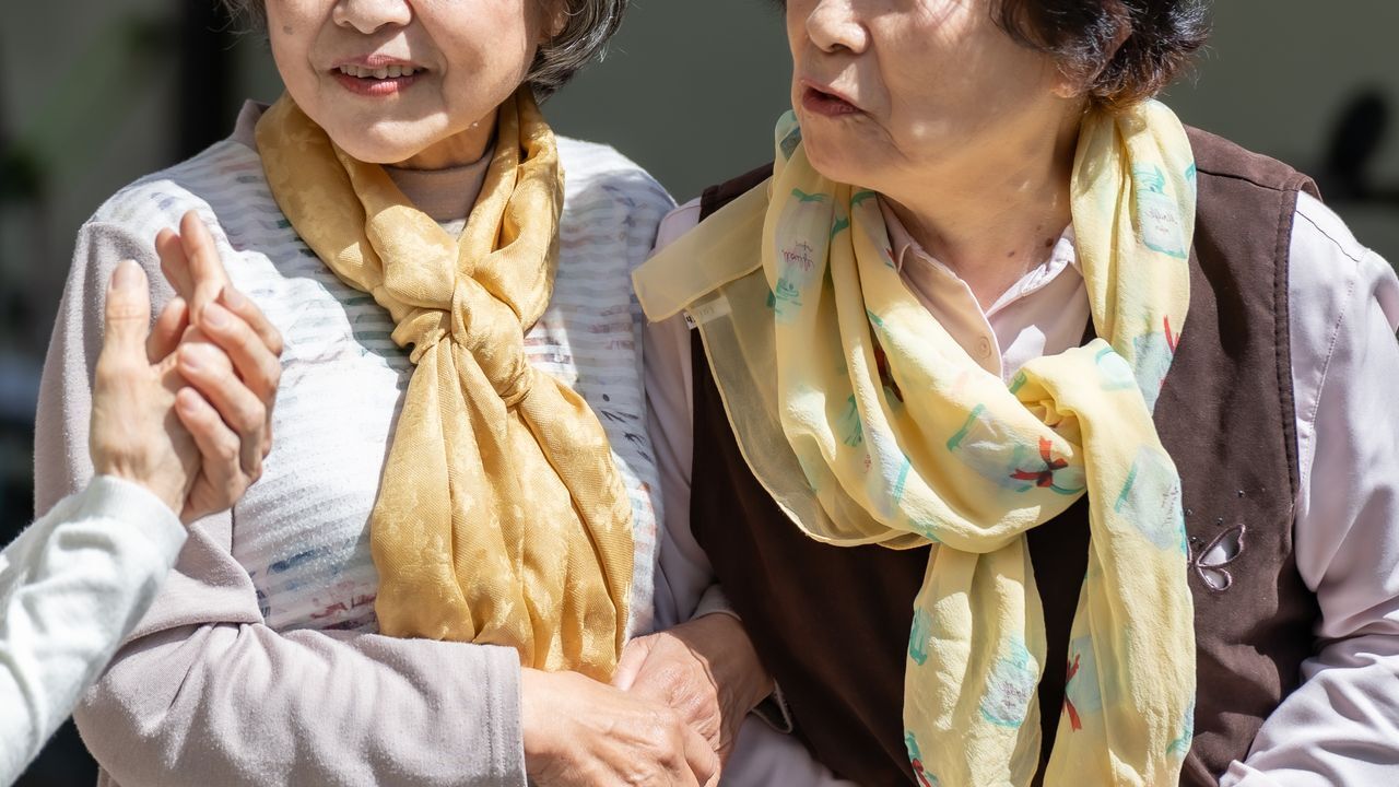 😱百万富婆双胞胎奶奶,竟说活不下去?!