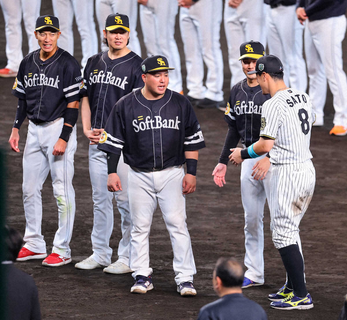 🔥阪神佐藤辉：MVP都点赞！狂野表彰，他竟说“挤中间”？！