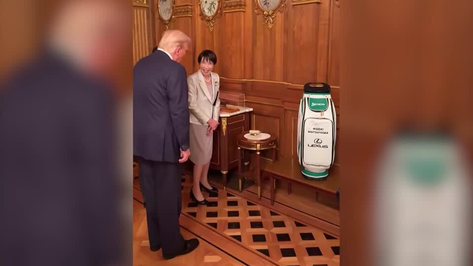 🎁 特朗普收下安倍的礼物：高市早苗送高尔夫球杆！