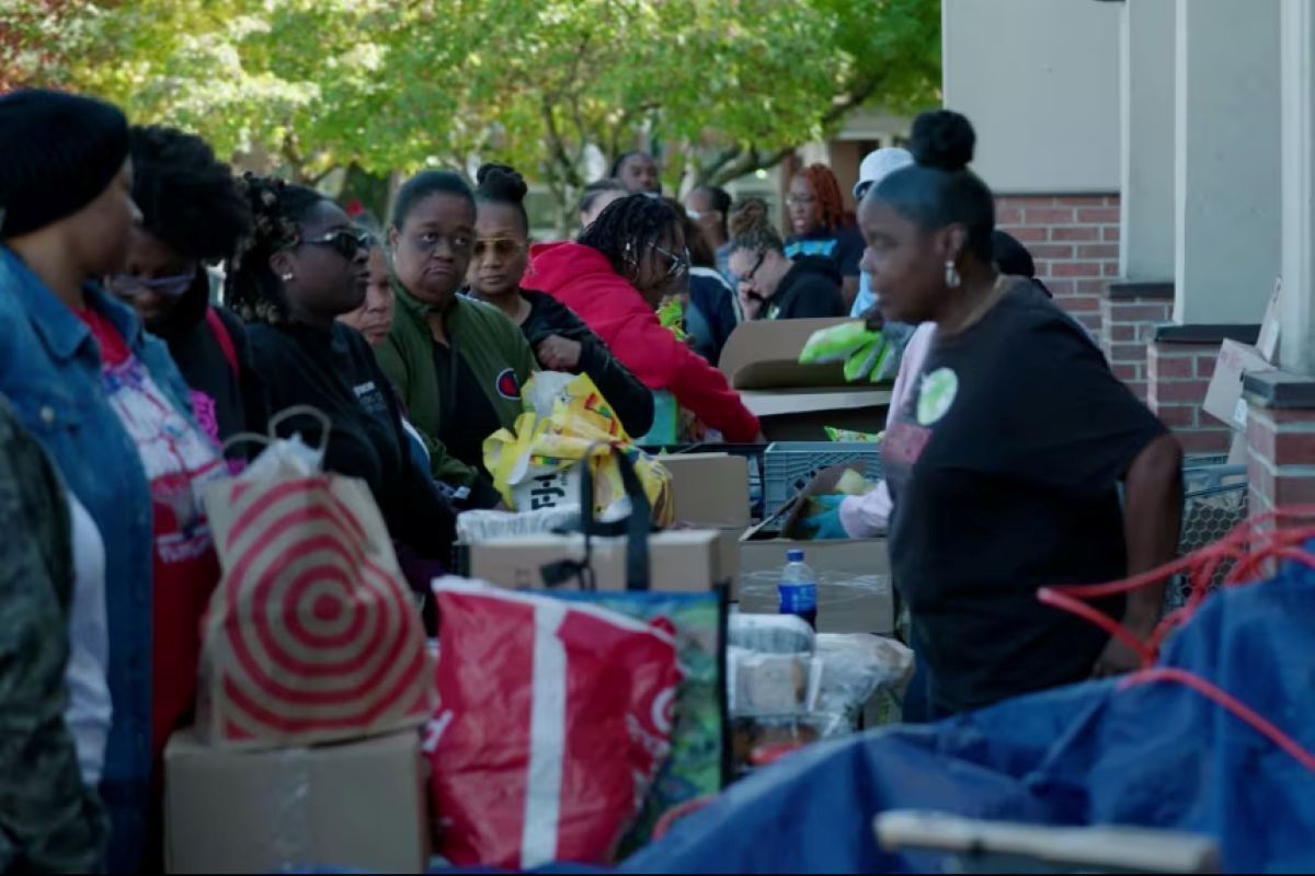 🆘 美政府也“断粮”！排队领救济，太惨了！