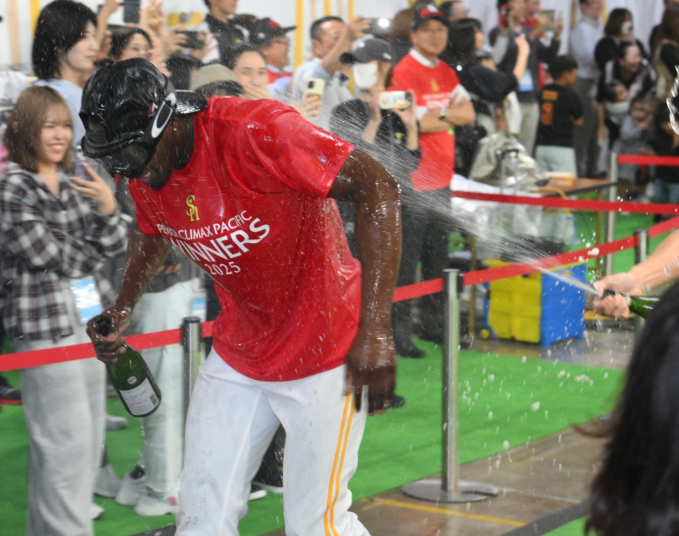 🍺软银投手：狂欢现场竟独自闷酒！笑翻了！