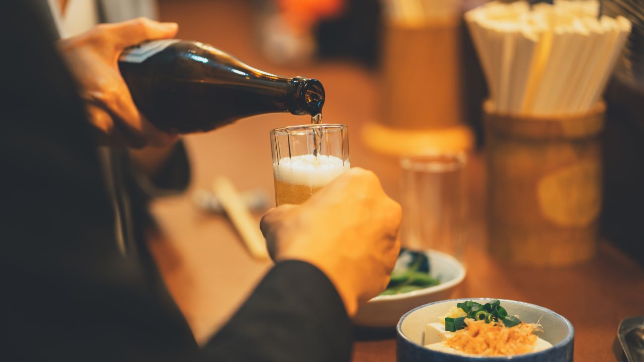 💔 年薪百万的孤单:便利店便当,吞下的却是绝望。