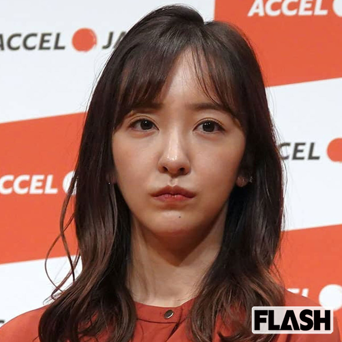 😱板野友美：躲猫猫？先封脸再露娃！