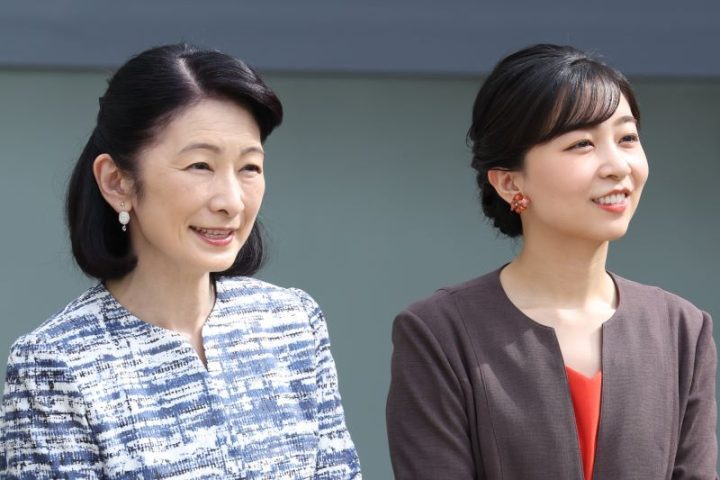 👑 59岁却逆龄！王妃的减龄秘诀：大号蝴蝶结+“不搭”时髦！