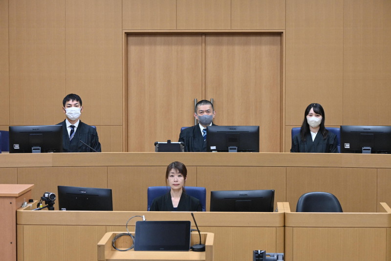 💥前首相遇袭案开庭!辩方:没啥政治目的!