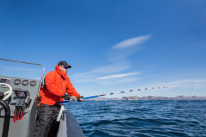 🎣退休后被同事拉去钓鱼，真能省钱？月花1万块，值吗？ 封面