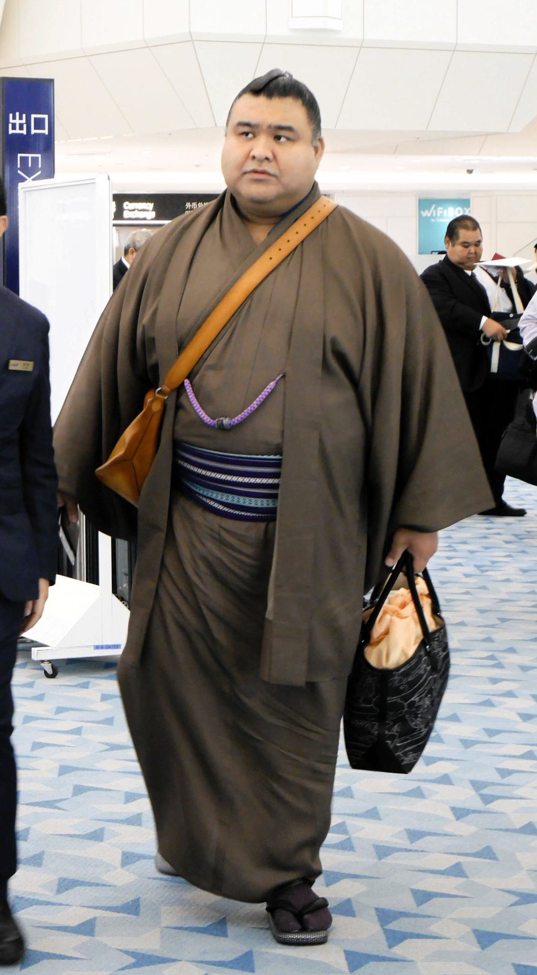 💪横跨大西洋！高安力士“经济舱恐惧症”？相扑手占领羽田！