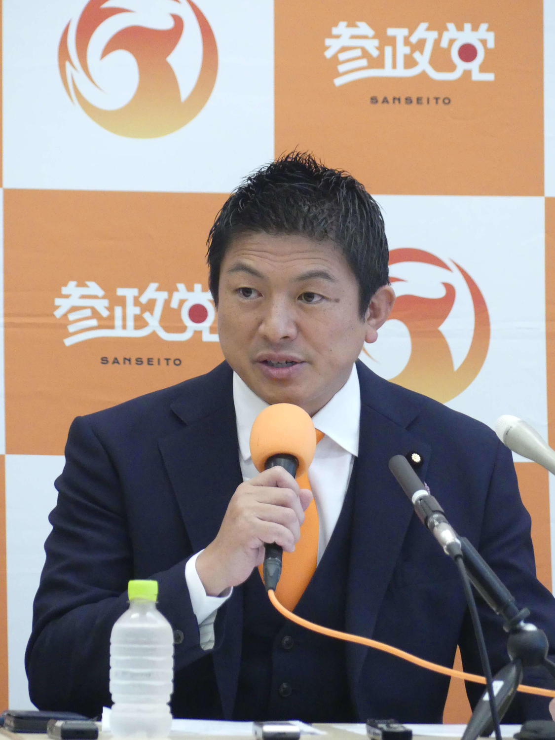 💥大臣被狂轰滥炸!这位议员笑而不语…
