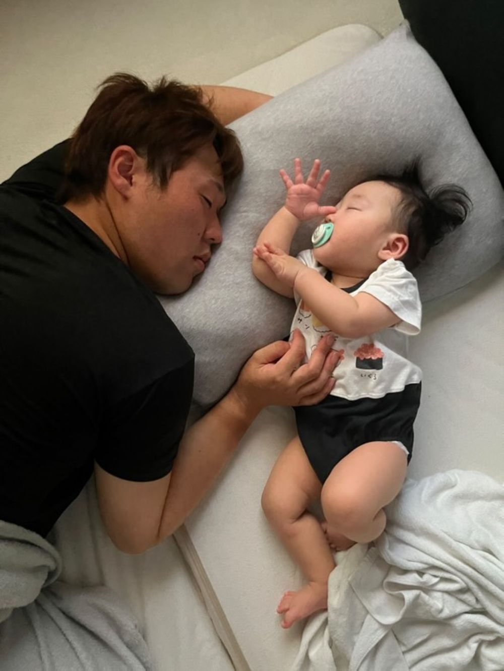 😴老公睡着了,但手里的东西…“太绝了”!