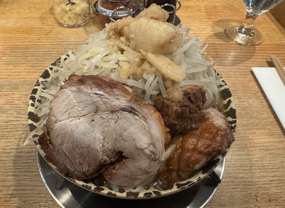 🍜美国人也爱上这碗“狠”拉面！纽约排队成风！