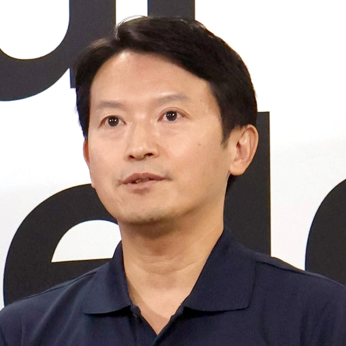 💥县长被怼了！知事公费玩手机，还疑似自拍？