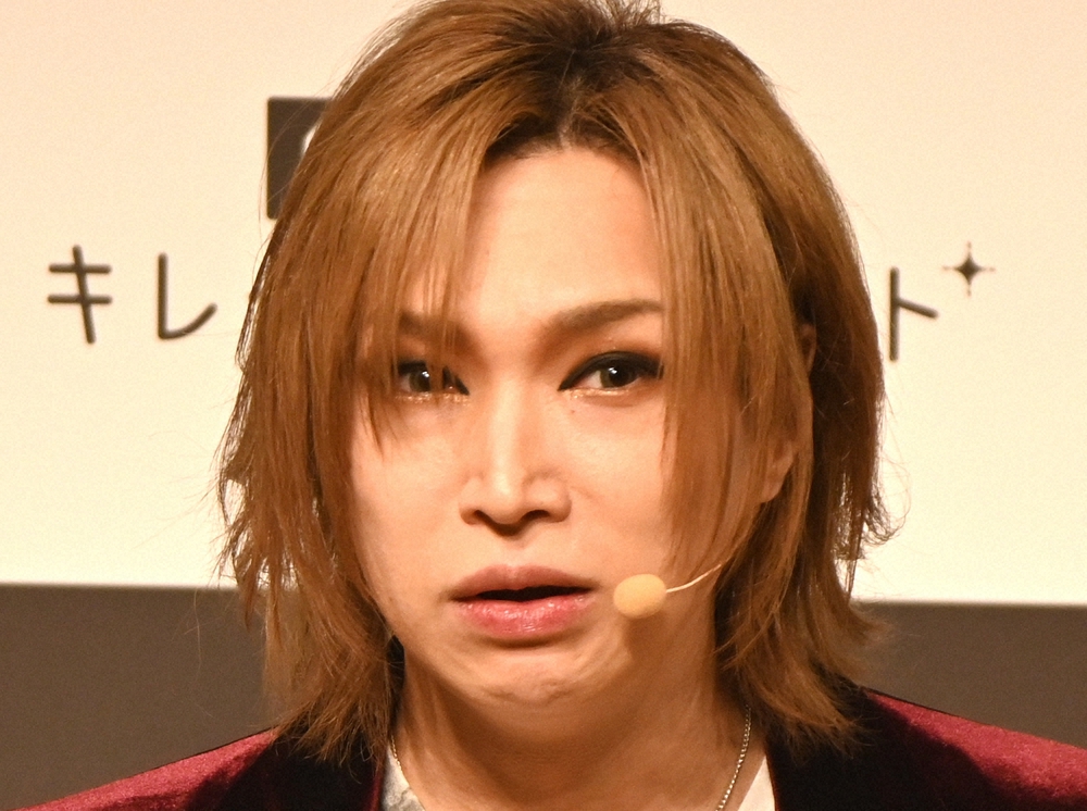 🎤鬼龙院翔：靠卡拉OK躺赚！如今住豪宅，昔日队友：人品最差！