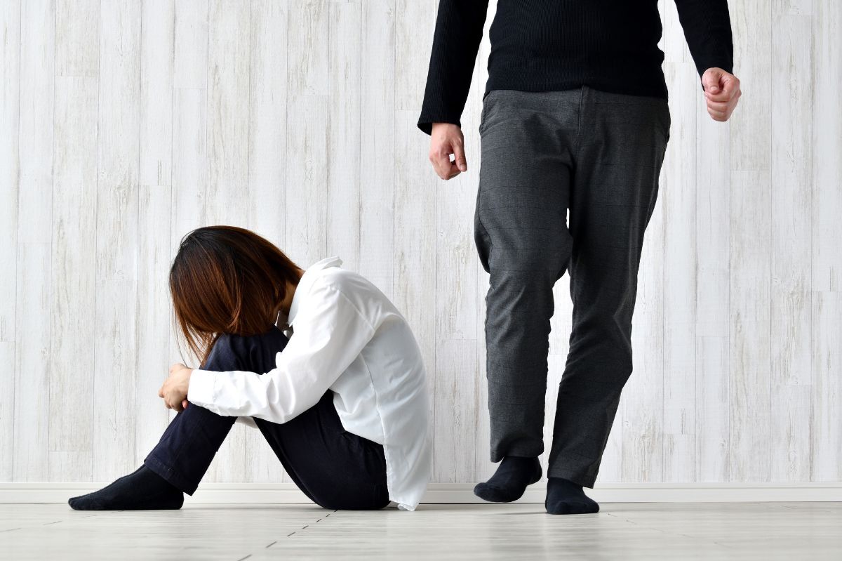 💥夫妻吵架，竟到砸东西威胁？90后竟觉得…这算啥！