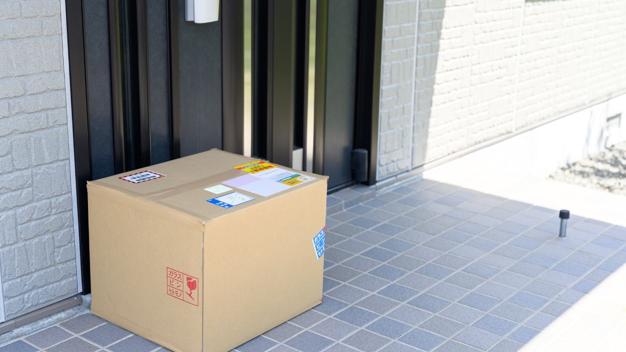 💔 婚后40年，他却独自啃面包…背后的“神秘包裹”！