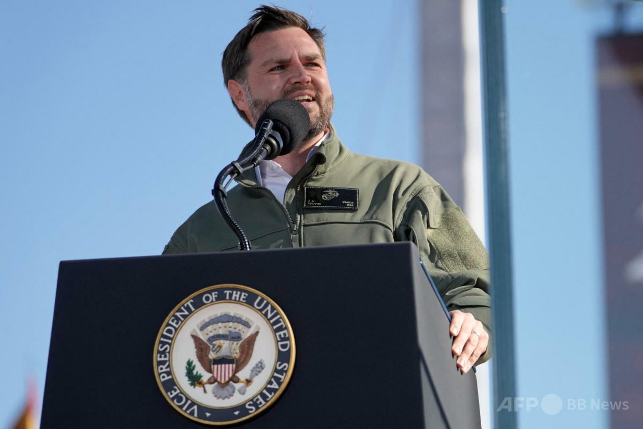 💥美副总统“散步”式演讲，竟让军队瘫痪？