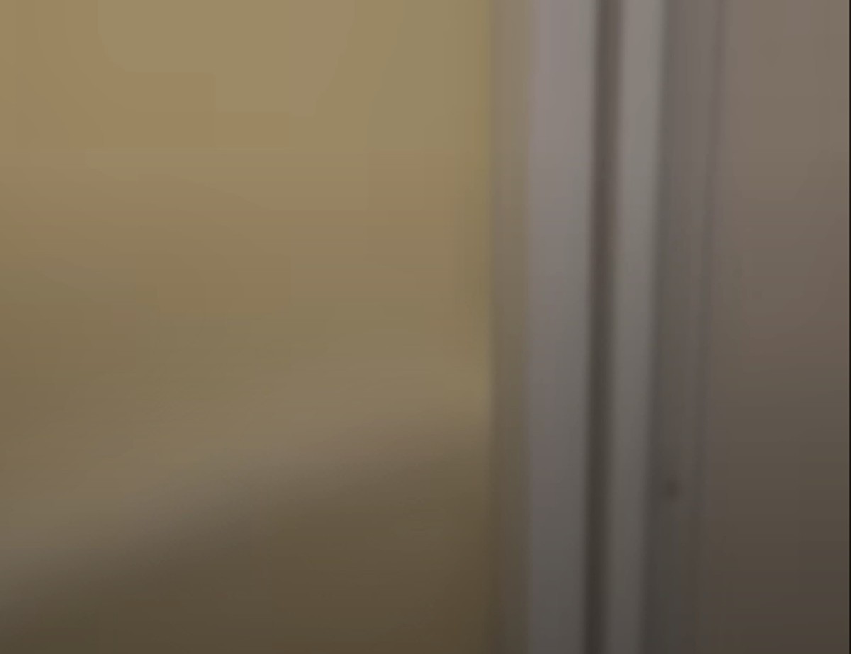 🛁😱 浴室里传来声响,妻子一看…丈夫的举动让她惊呆了!