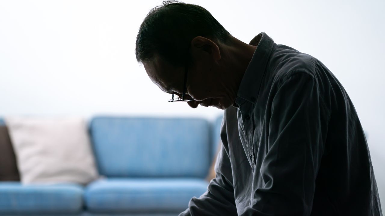 😨 攒钱攒到怕了…67岁老人：我后悔啊！