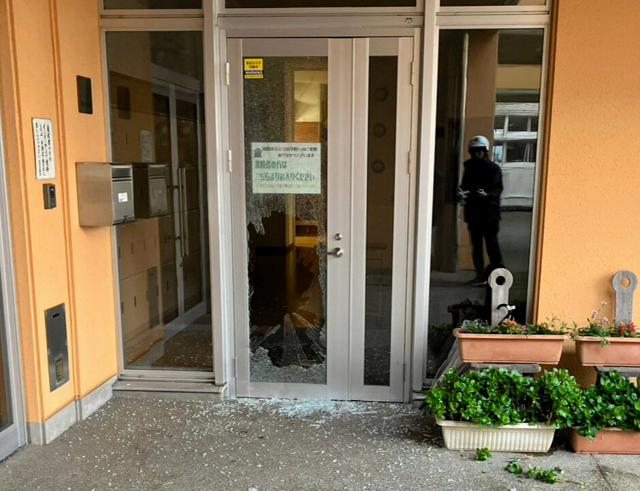 🐻学校遭熊袭!窗户被砸,紧急停课!