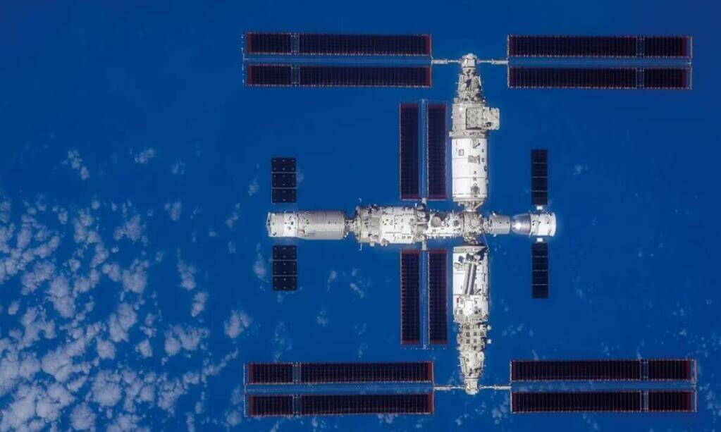 🚀 神舟二十号：回家路遇“太空垃圾”！