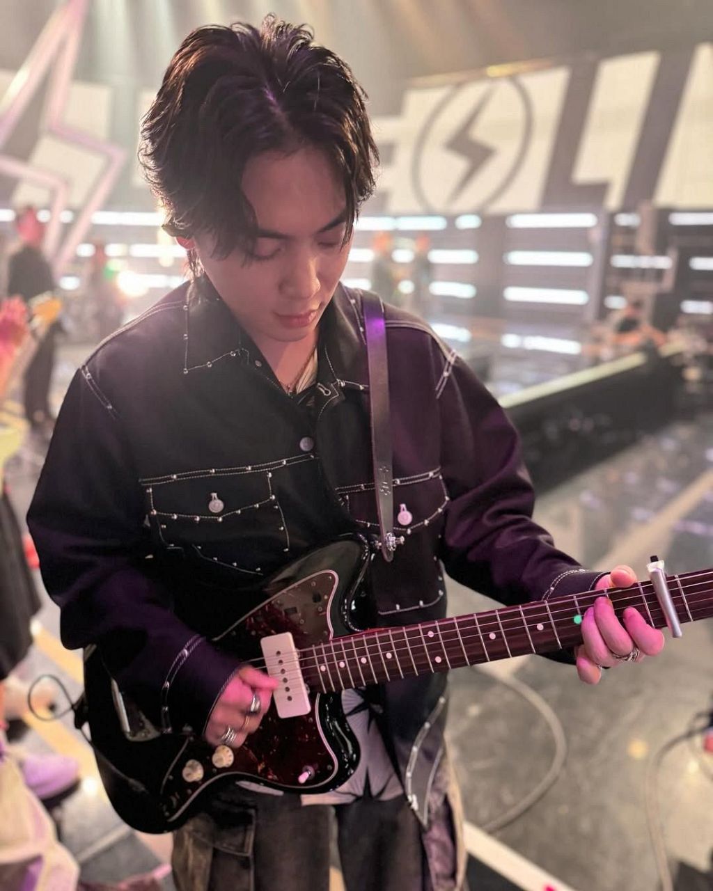 💥纹身也挡不住！这位歌手火速蹿红，太震撼！