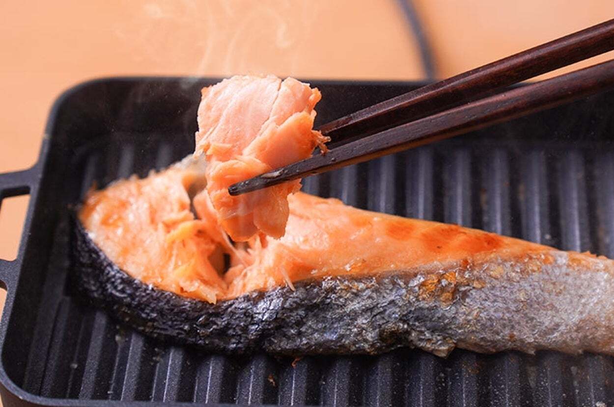 🎅怪兽也爱烤鱼？！圣诞吃三文鱼的烤架火了！😂