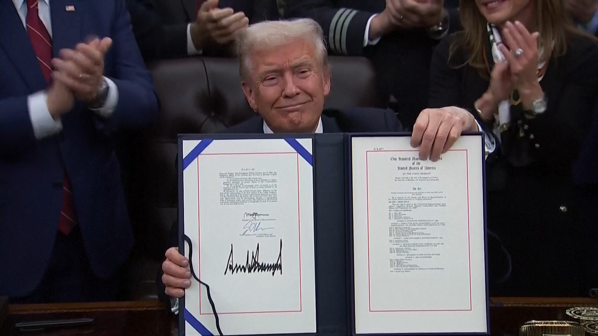 🚨美政府“关门”结束！特朗普妥协，43天闹剧落幕！