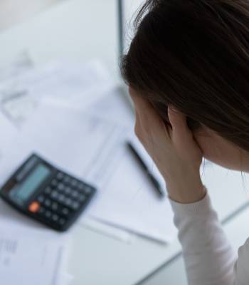 💸收入锐减，伴侣抑郁…“就一点点”的借贷，竟坠入债务深渊！