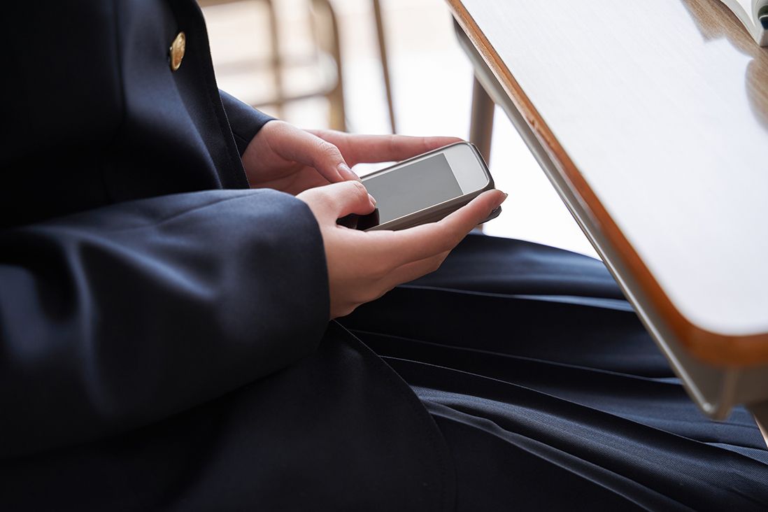 📱刷屏警告！学渣的秘密：刷手机，成绩掉！