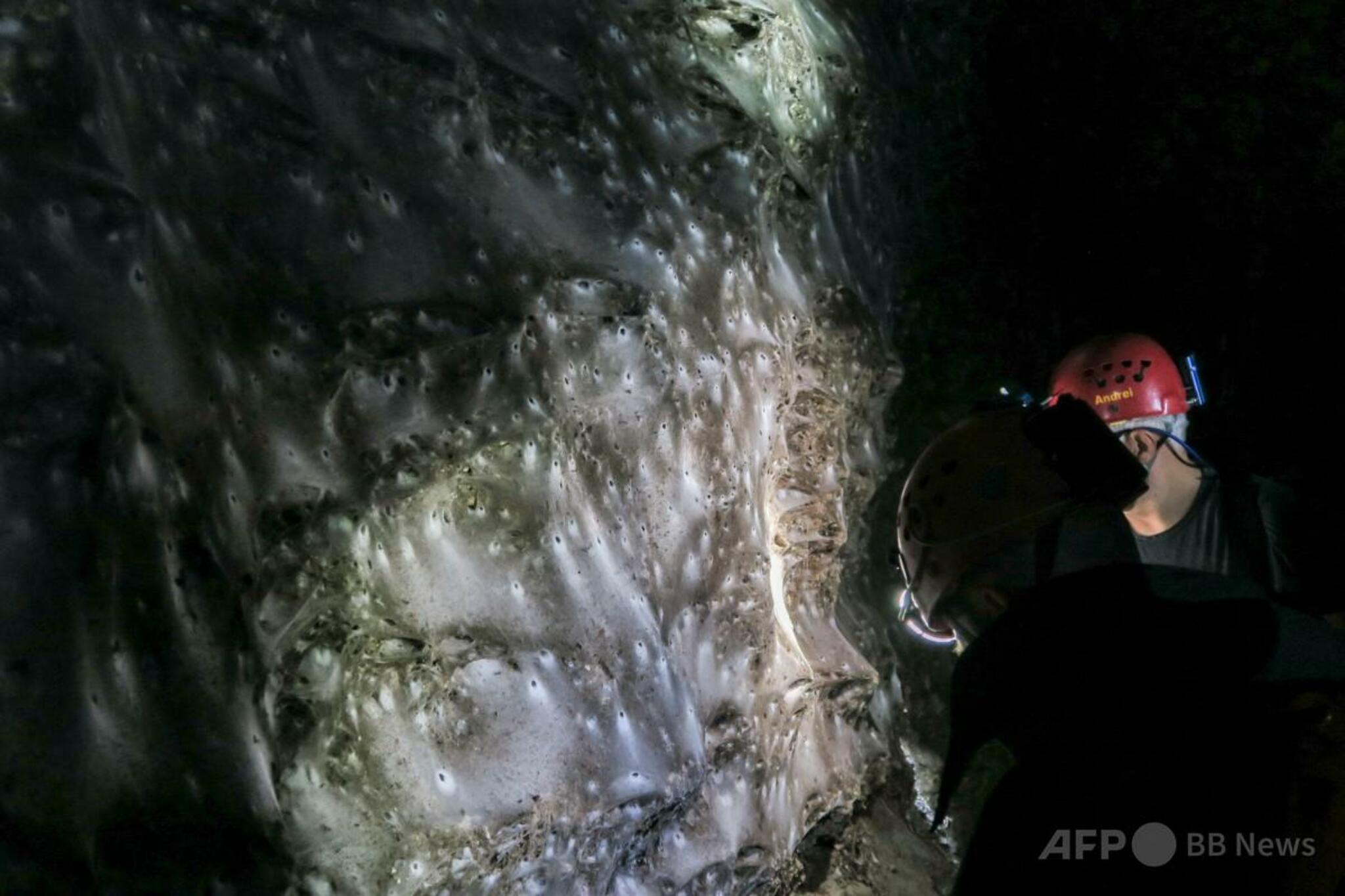 🕷️😱 巨型蜘蛛网！11万只蜘蛛藏身洞穴！