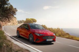 💥奔驰为啥越变越“花”？高端之路的无奈！ 封面