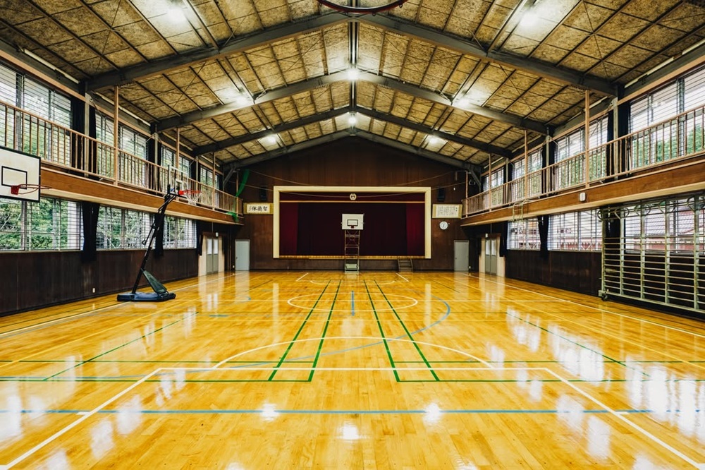 🏫 男人花5000万买下母校，2年后…竟变这样！😱