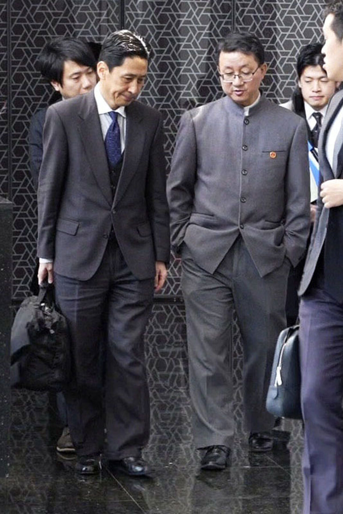 💥老戏骨暴怒！怼外交官，中日关系再添火！