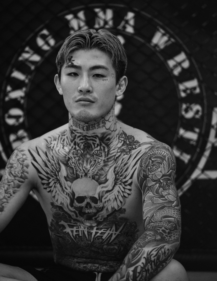 💥金发艺人惹怒网红！怒摔手机，秒道歉！