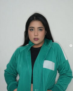 😱网红翻车！竟用受害人照片当背景！ 封面