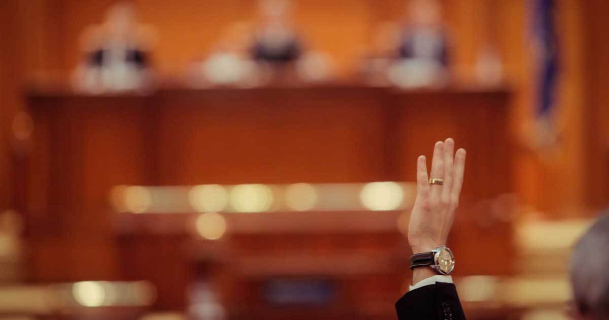 💥政客翻车！质疑官僚，结果把自己“玩”了？