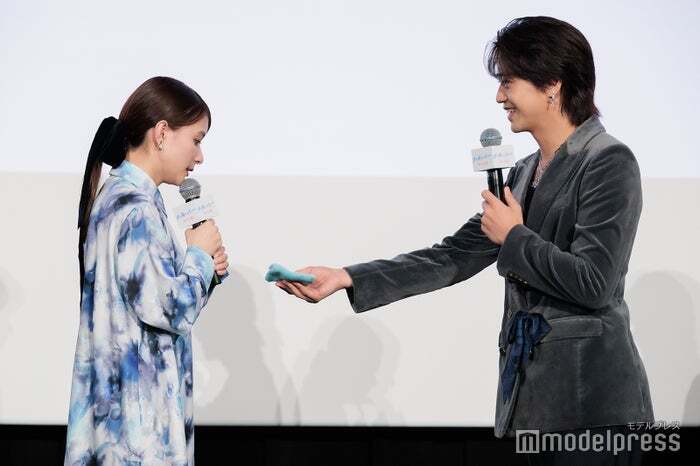 💔偶像拒收粉丝手帕：太羞愧藏起来！