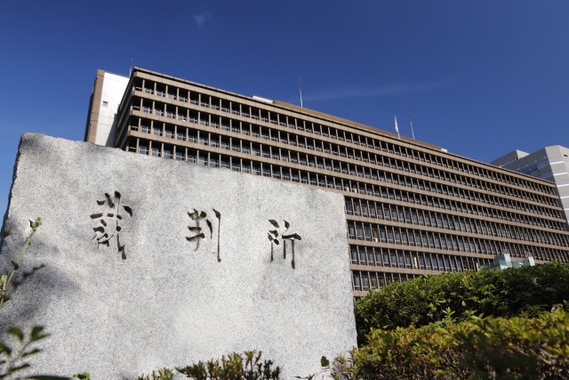 💥工资腰斩！降了30万，这合法吗？法院说了算！