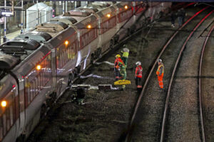 🚨伦敦列车惊魂！11人受伤，凶手落网，动机不明！ 封面